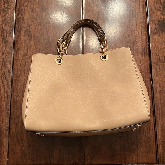 Michael Kors Satchel Bag Excellent Condition w/center zip compartment & dust bag - Picture 3 of 10
